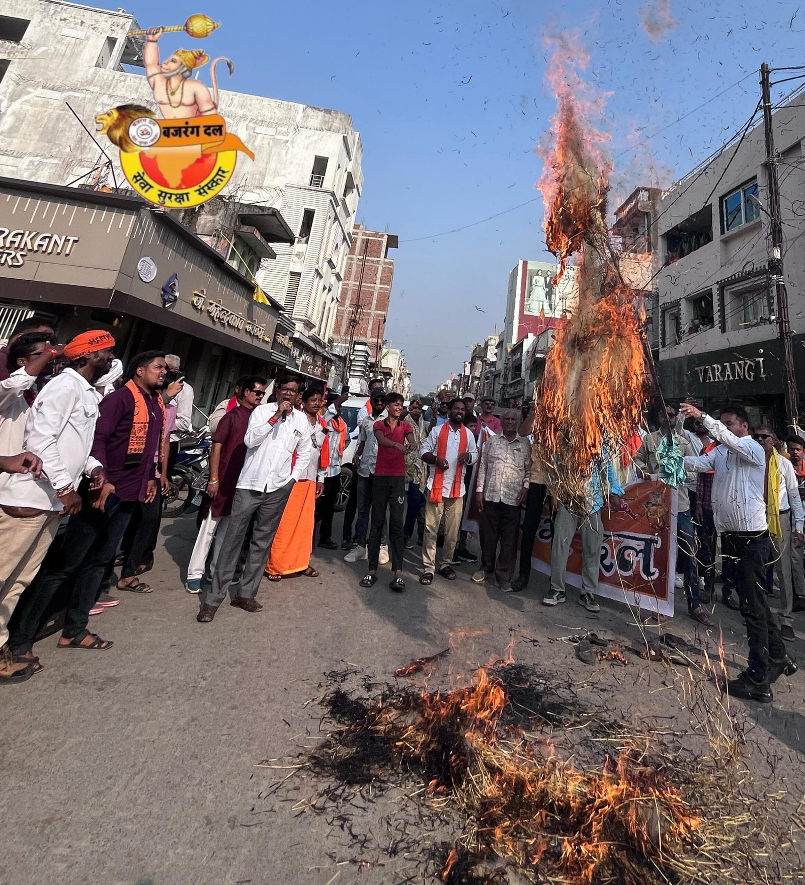जम्मू कश्मीर में आतंकी जिहादियों द्वारा हुए नरसंहार के विरोध में विहिप बजरंगदल ने फूंका आतंकवाद का पुतला