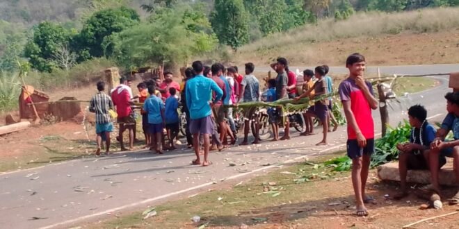 माटी तिहार के नाम पर गांव की सड़कों पर लूट! यात्रियों से जबरन वसूली, सड़क जाम से लोग परेशान