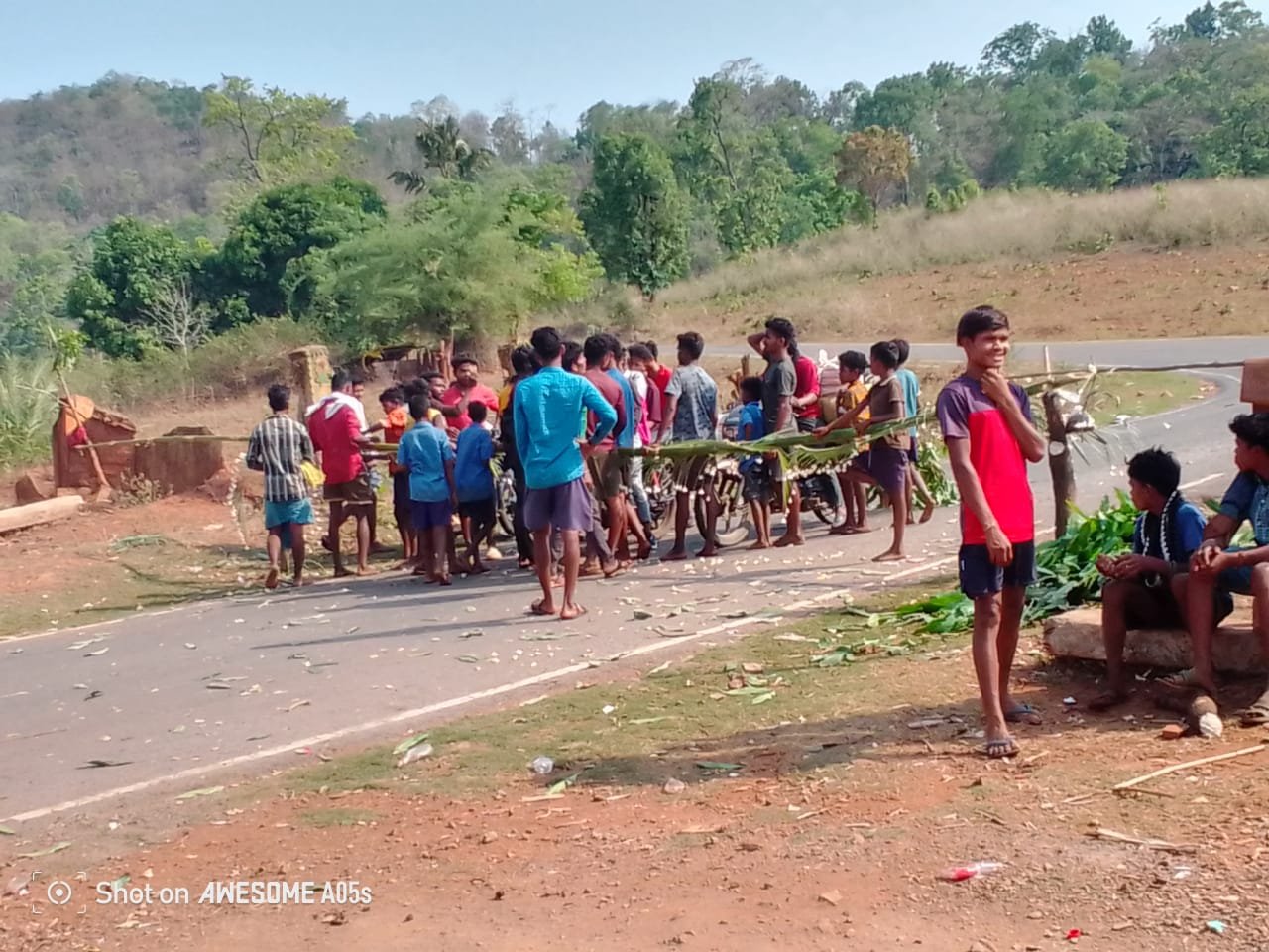 माटी तिहार के नाम पर गांव की सड़कों पर लूट! यात्रियों से जबरन वसूली, सड़क जाम से लोग परेशान